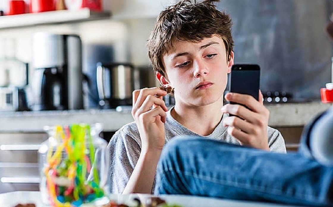 Как следить за телефоном подростка